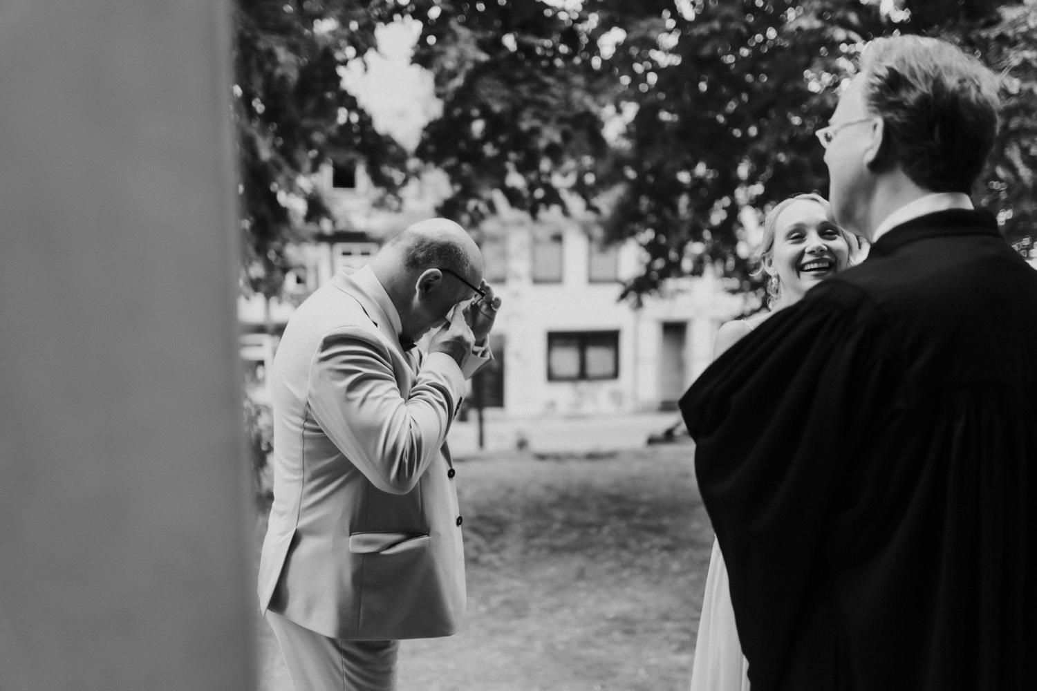Emotionaler Moment mit Brautvater vor der kirchlichen Trauung in Göttingen