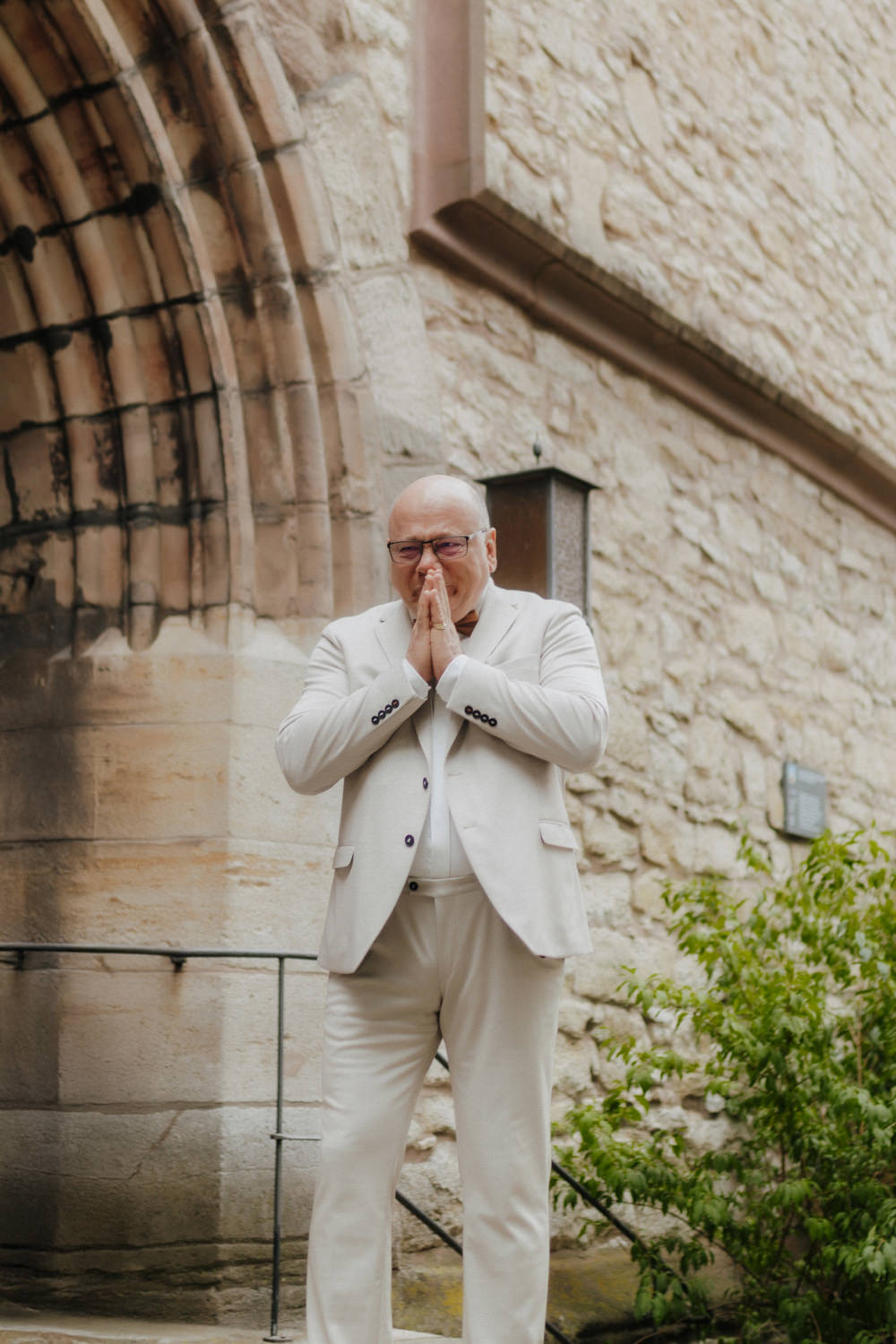 Rührender First Look des Brautvaters vor St. Albani Kirche in Göttingen