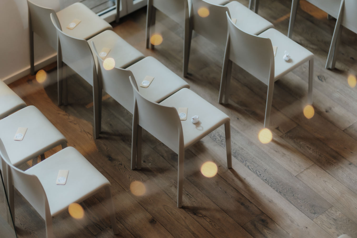 Vorbereitete Sitzplätze zur Regenhochzeit in Kassel