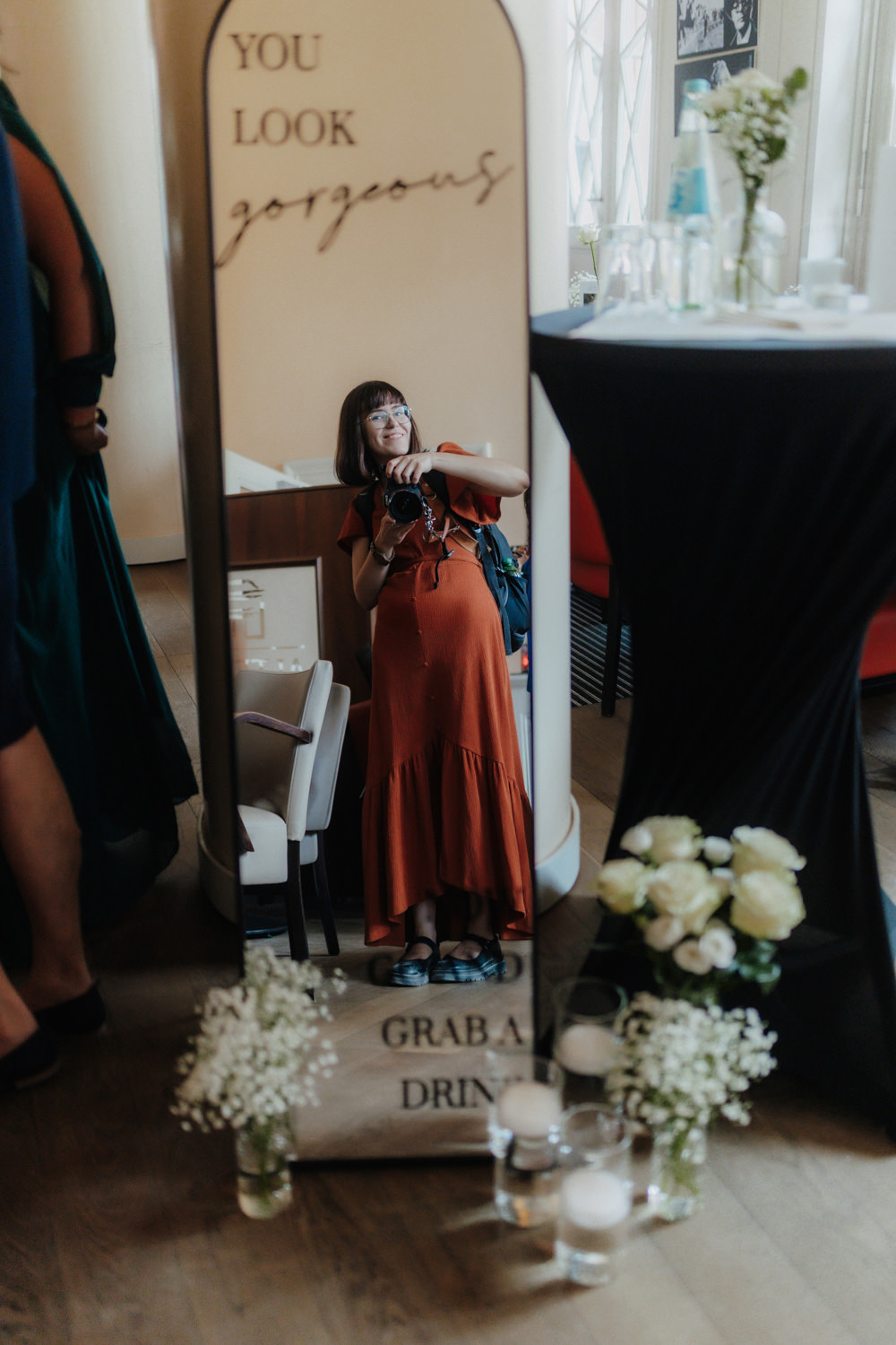 Deko-bei-Hochzeit-in-Alte-Wache-Kassel Fotografin mit Kamera vor Spiegel mit „You look gorgeous“ bei Hochzeit in Kassel