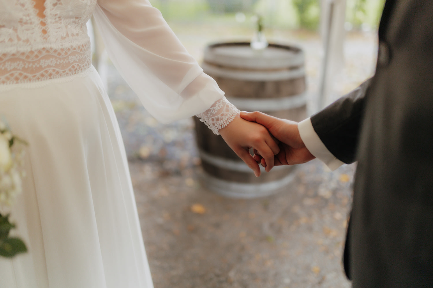 Händehaltendes Brautpaar – Regenhochzeit in Kassel