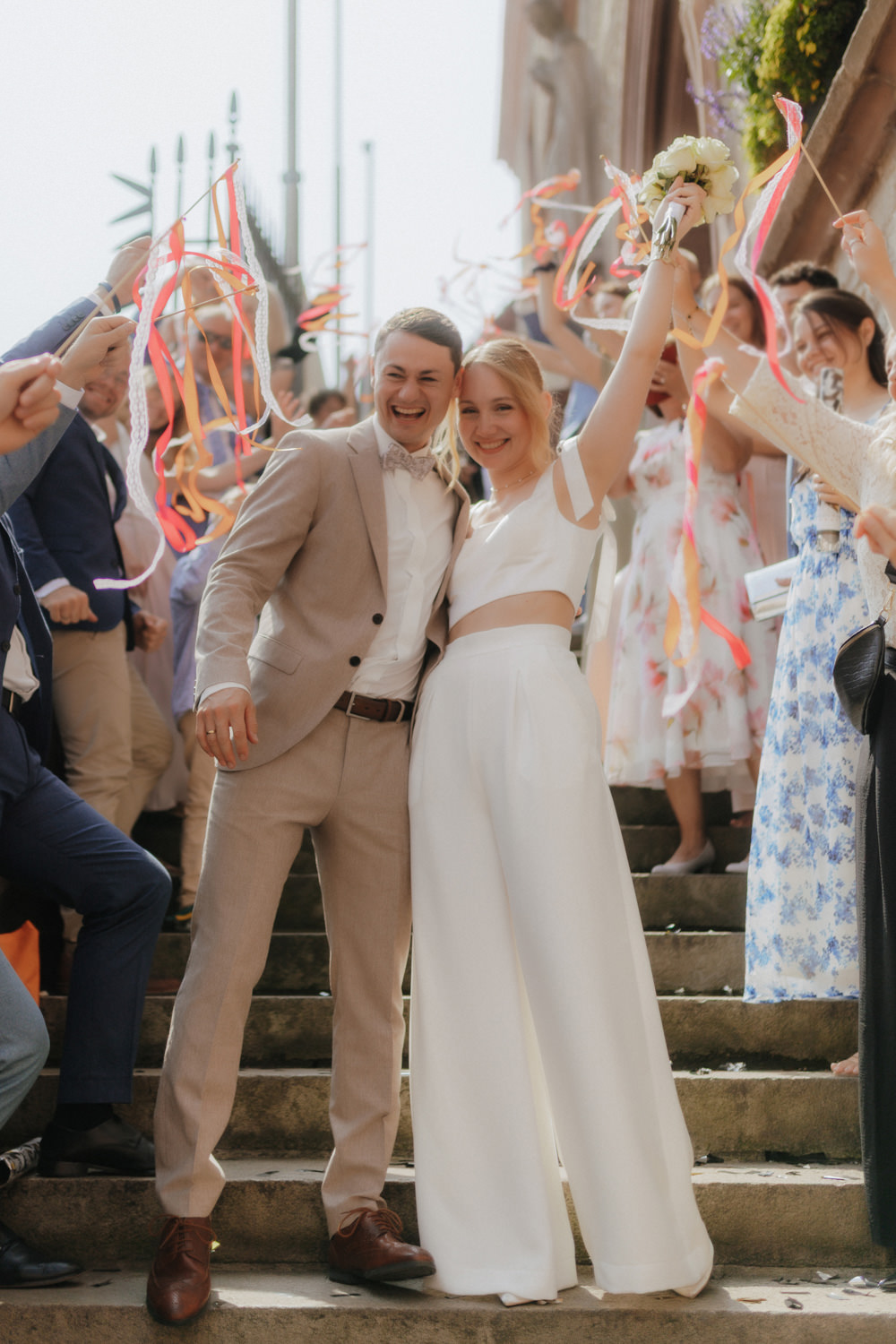 Paar verlässt das Alte Rathaus nach Trauung in Göttingen