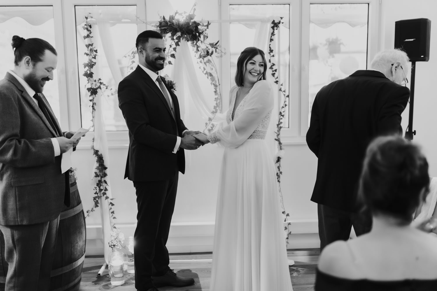 Lachendes Brautpaar bei der Trauung – Hochzeitsreportage Kassel