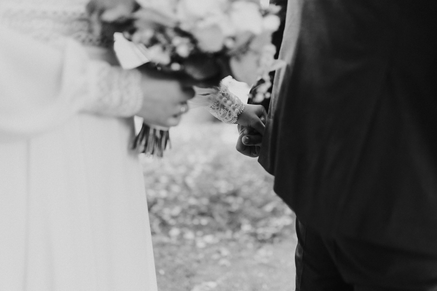 Emotionale Handaufnahme bei Trauung – Hochzeitsfotograf Kassel