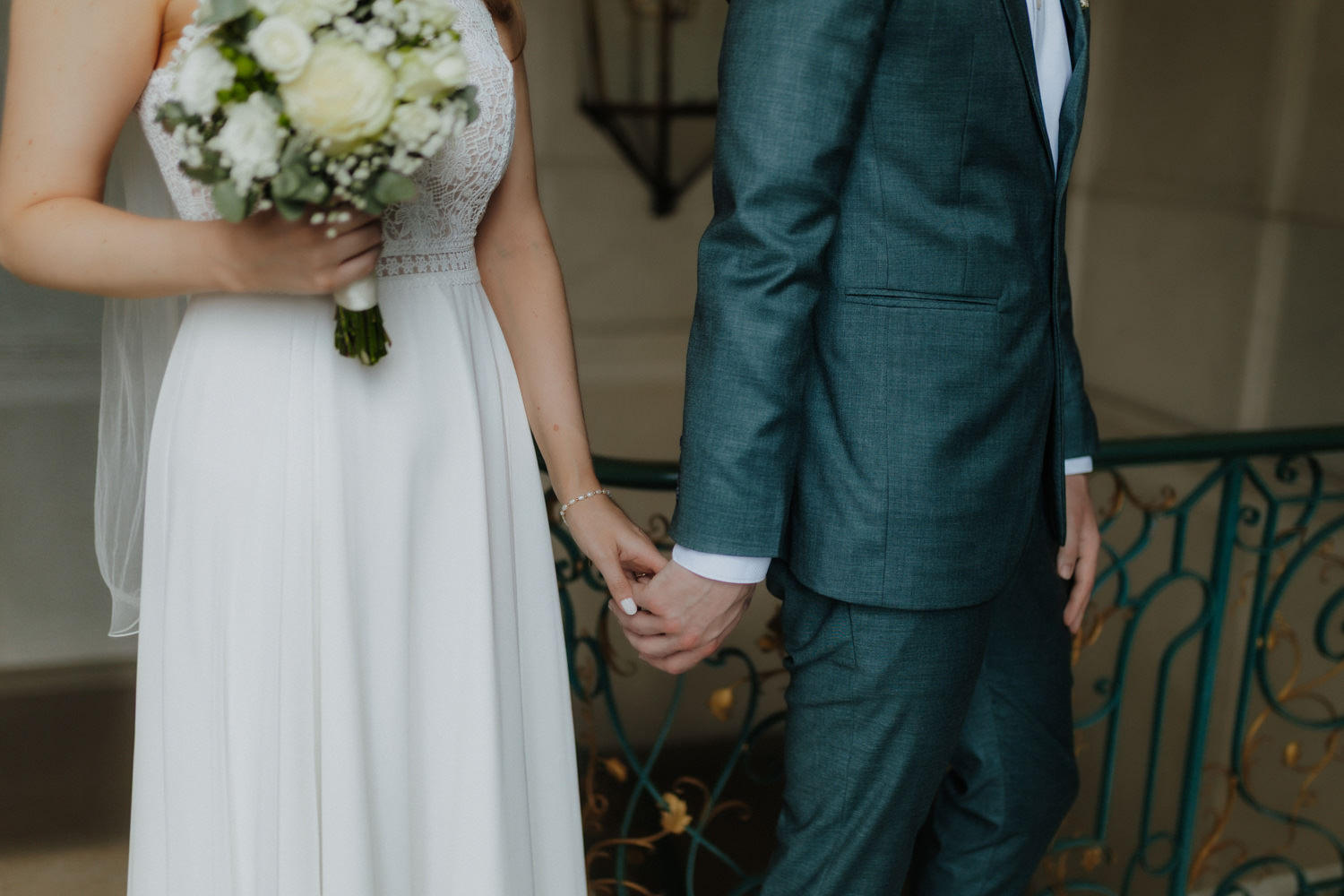 Haende-halten-beim-First-Look Detail: Braut und Bräutigam halten sich an der Hand im Schloss Wilhelmsthal
