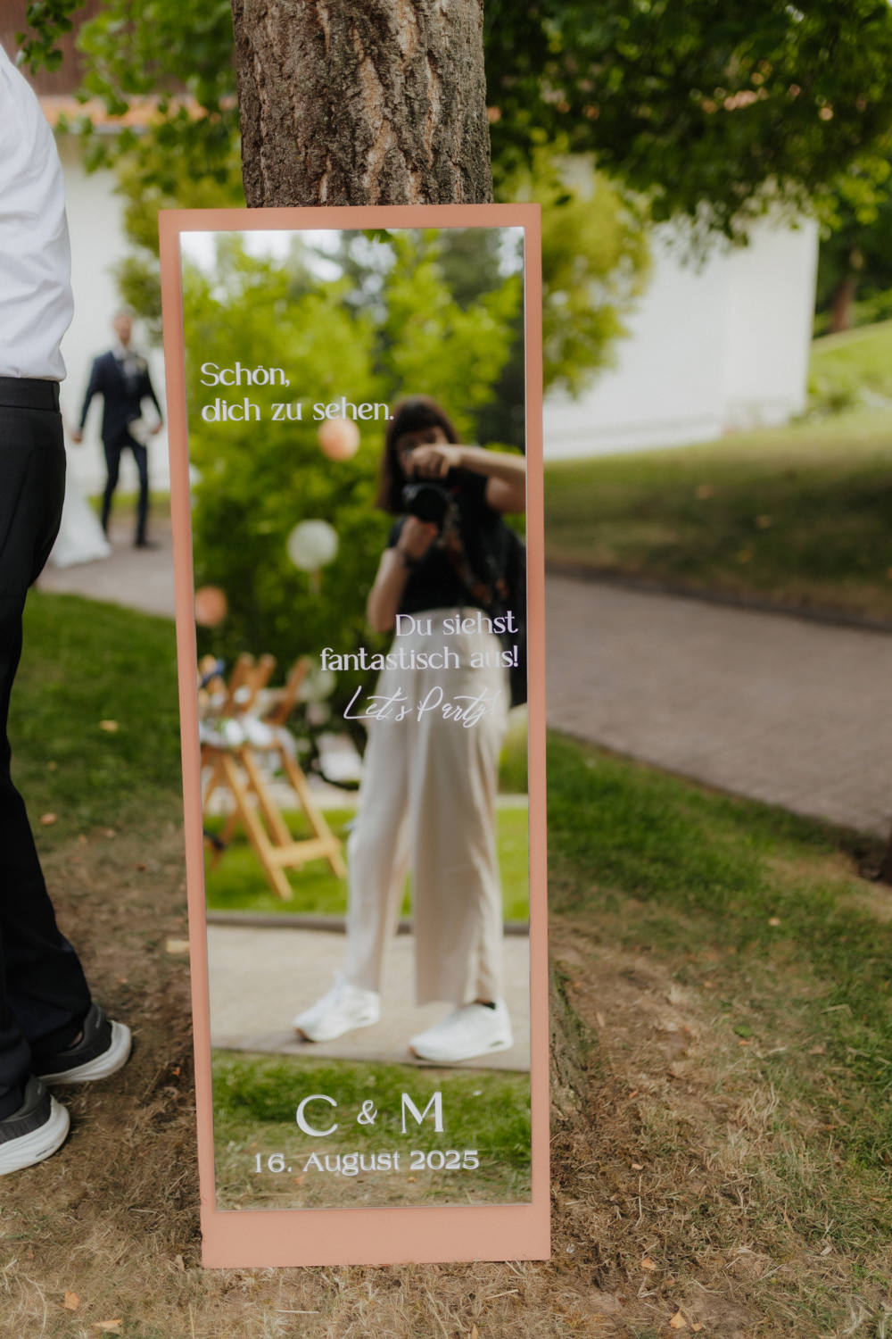Spiegel mit Hochzeitsdatum und Begrüßung auf Gartenhochzeit in Göttingen