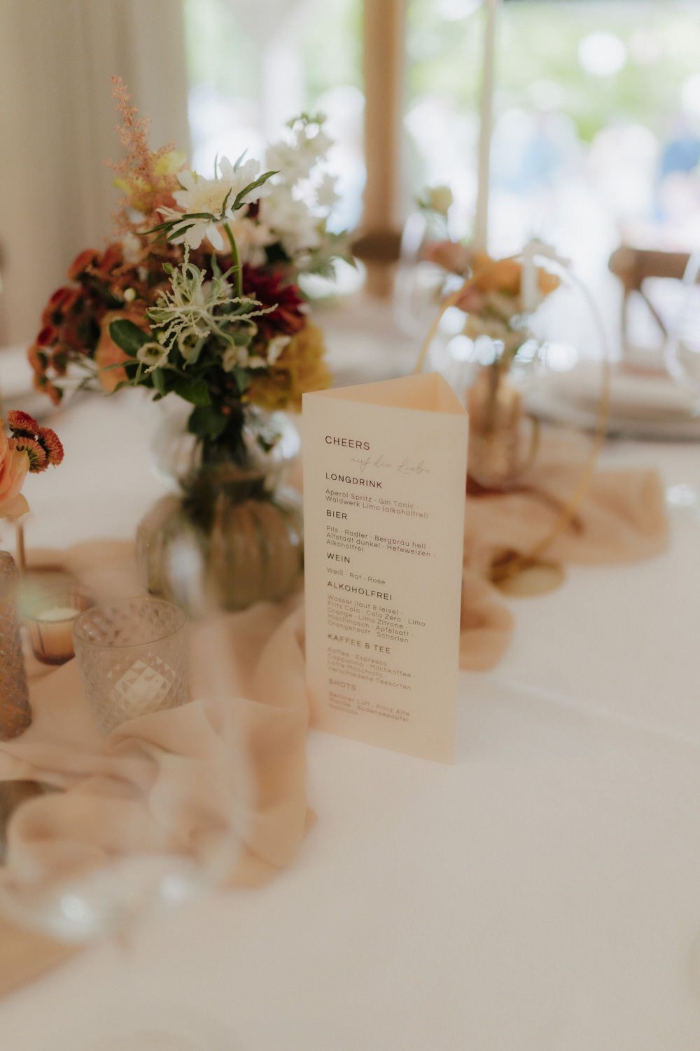 Tischdeko mit Menükarte und Blumen bei moderner Sommerhochzeit