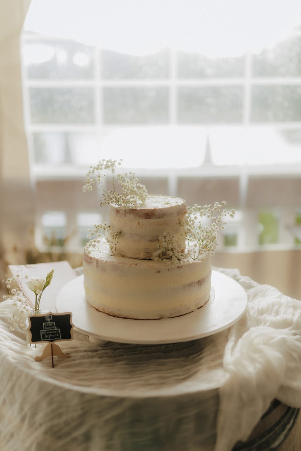 Hochzeitstorte mit Schleierkraut – Regenhochzeit Fährmann Kassel