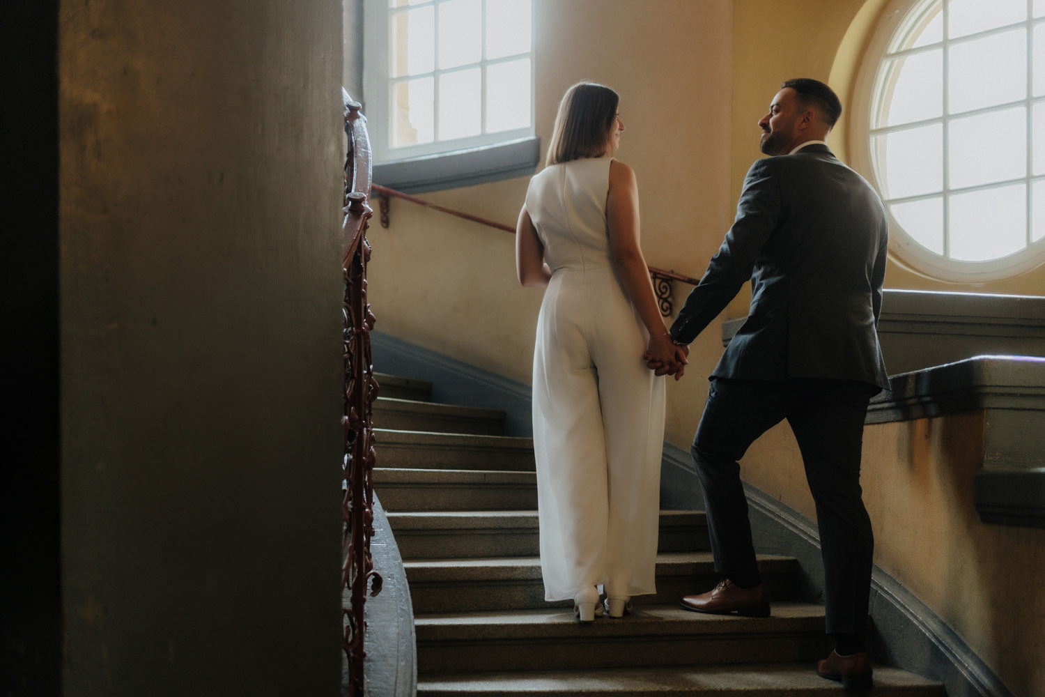 Brautpaar Hand in Hand im Standesamt Kassel – Hochzeitsfotografie