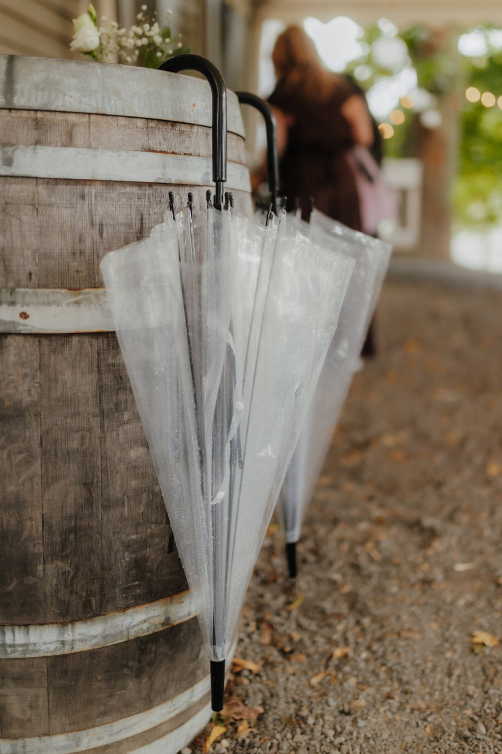 Regenschirme als Hochzeitsdeko beim Fährmann Kassel