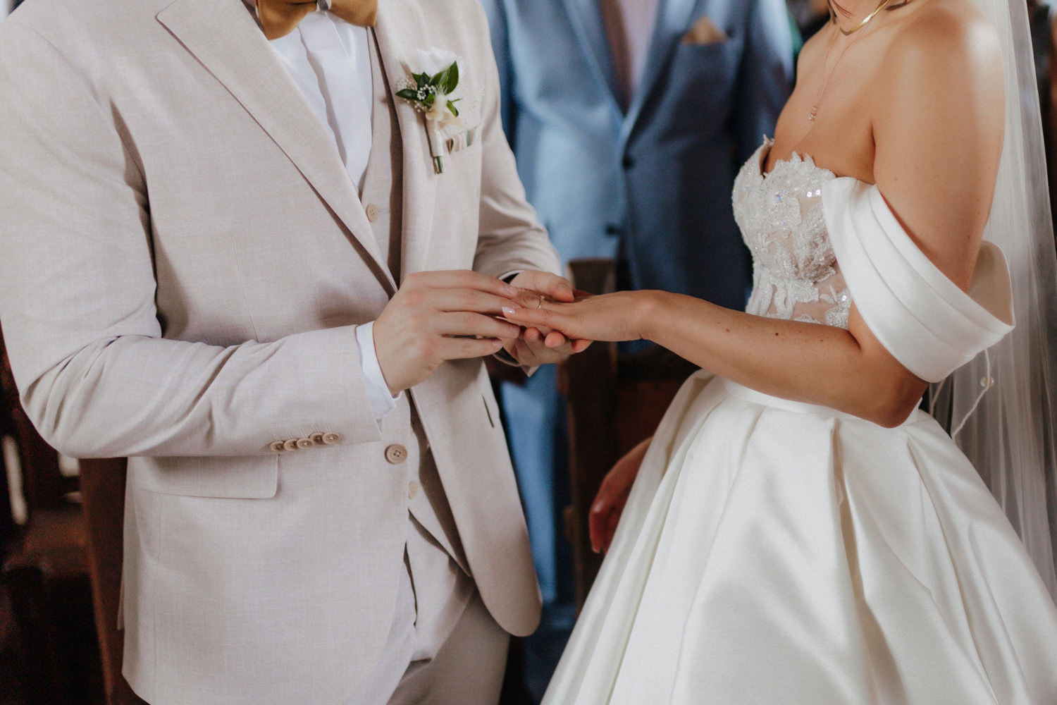 Ringtausch während der Trauung, Hochzeitsfotograf Göttingen Moment