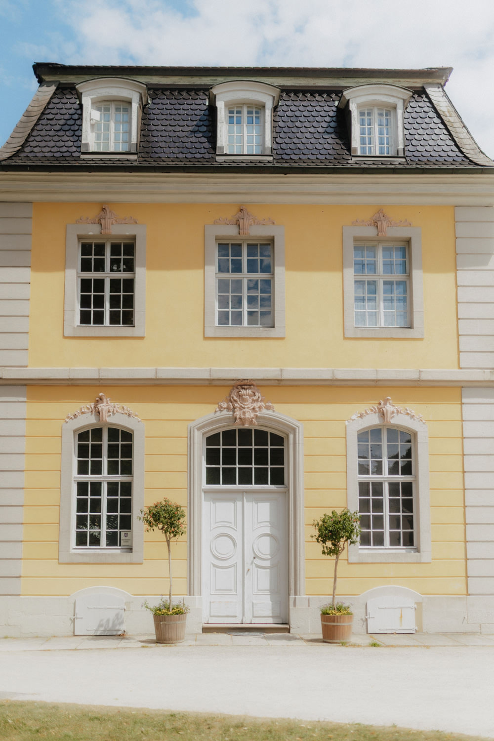 Schloss-Wilhelmsthal-Standesamt Gelbes Barockgebäude mit weißen Fenstern, Schloss Wilhelmsthal Kassel