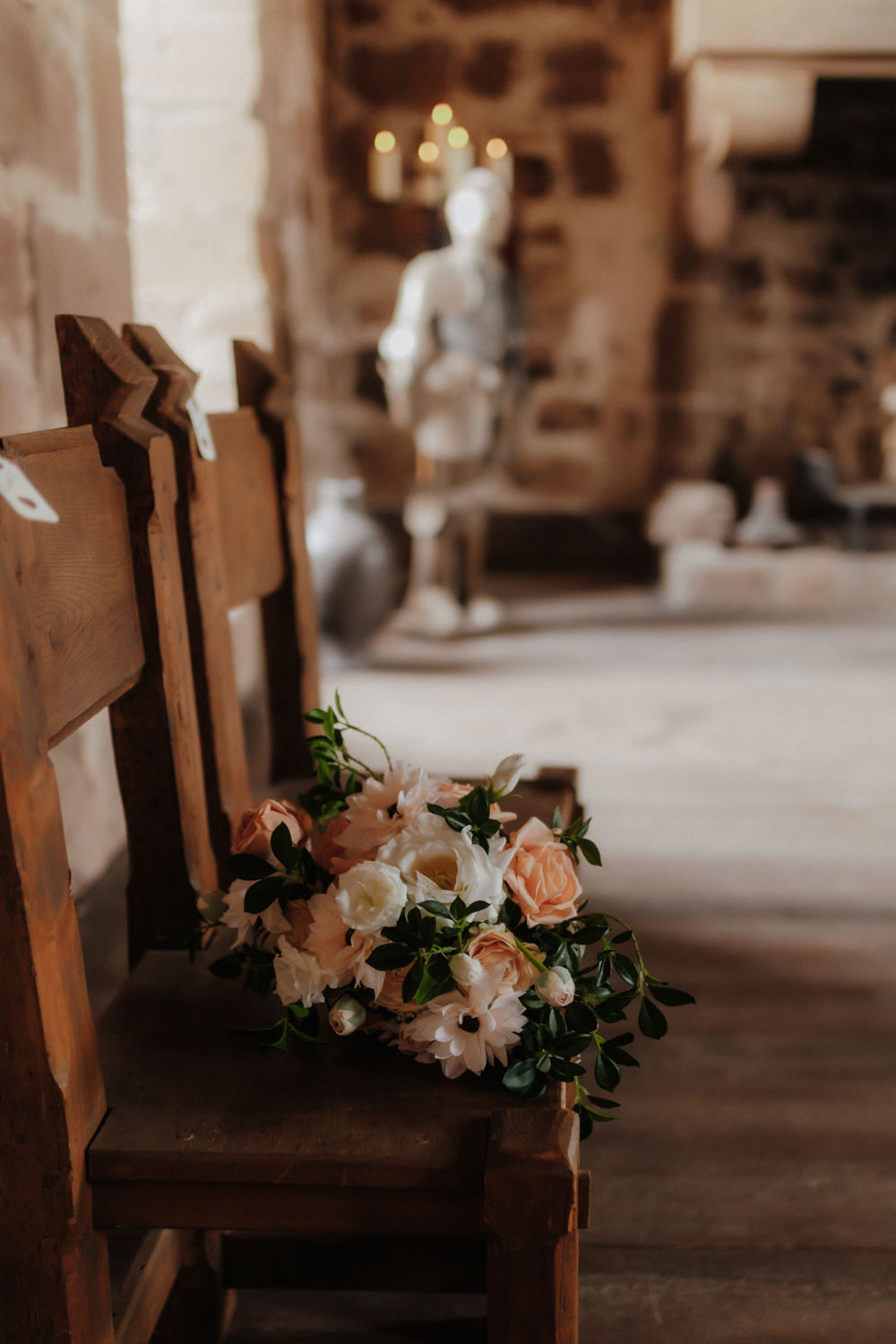 Brautstrauß auf Holzstuhl, Burg Hardegsen Hochzeit Detail