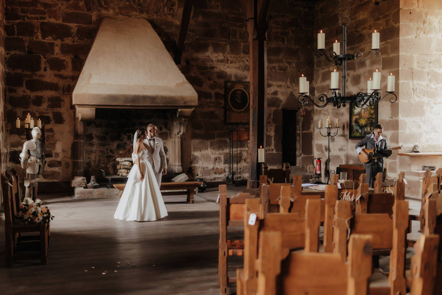 Musiker begleitet Trauung im Muthaussaal, Heiraten Nörten-Hardenberg