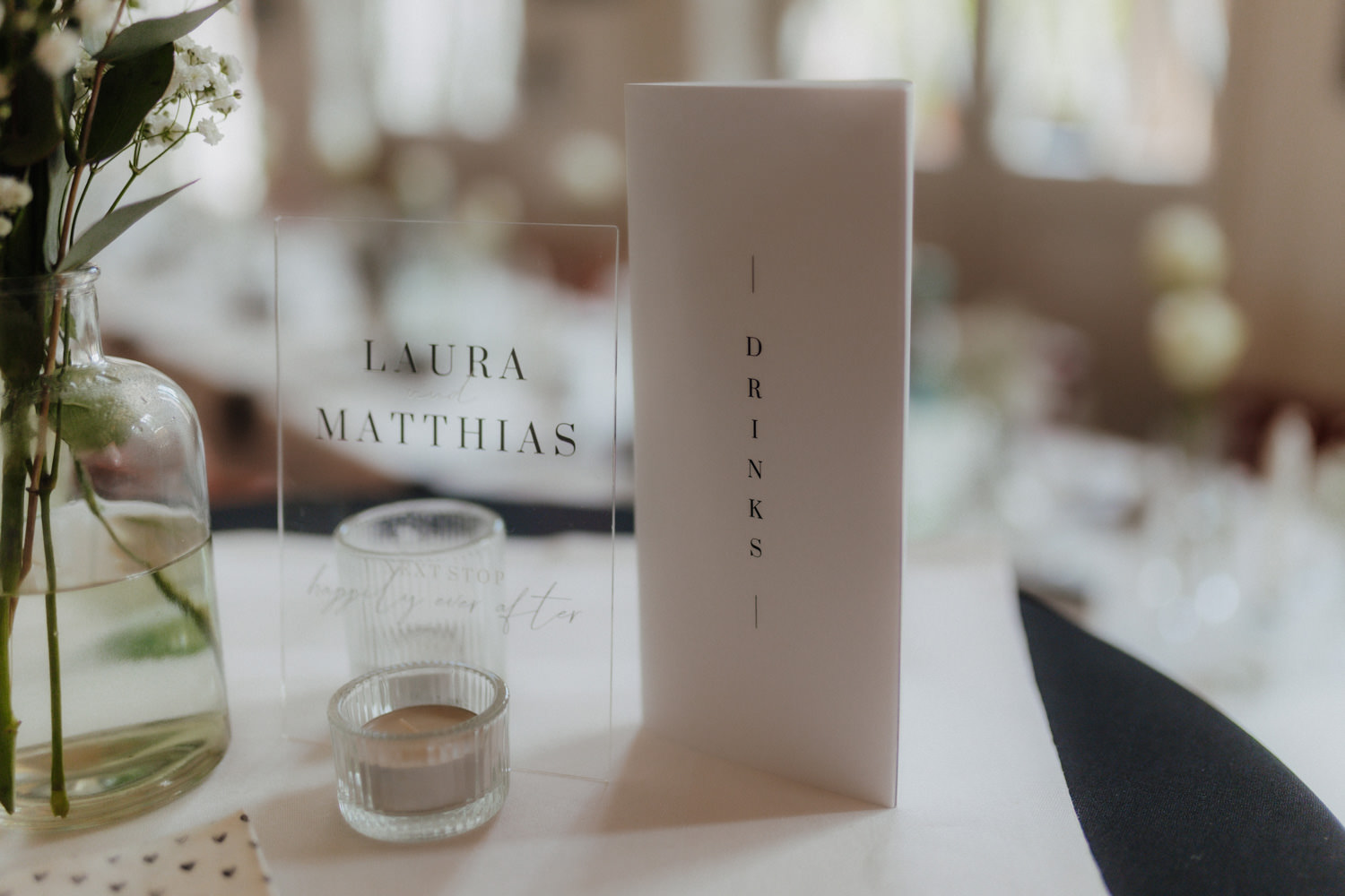 TIschdeko-bei-Hochzeit-in-Alte-Wache-Kassel Dekoschild und Getränkekarte mit Kerzen, Hochzeit in der Alten Wache Kassel