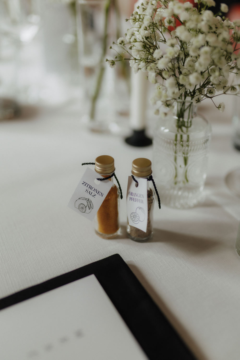 TIschdeko-bei-Hochzeit-in-Alte-Wache-Kassel_1 Gastgeschenke mit Zitronensalz und Orangenpfeffer, Hochzeitstisch in Kassel
