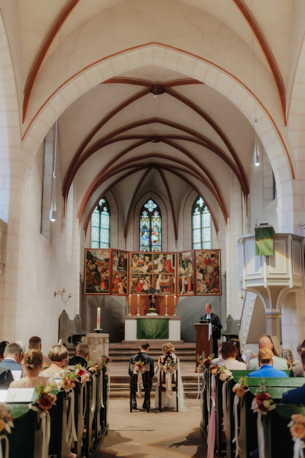 Kirchliche Trauung in festlich geschmückter Kirche bei Göttingen