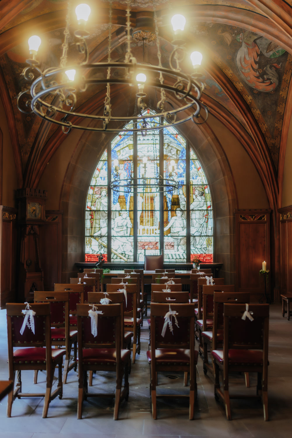 Historischer Trausaal mit Buntglasfenstern – altes Rathaus als Hochzeitslocation in Göttingen