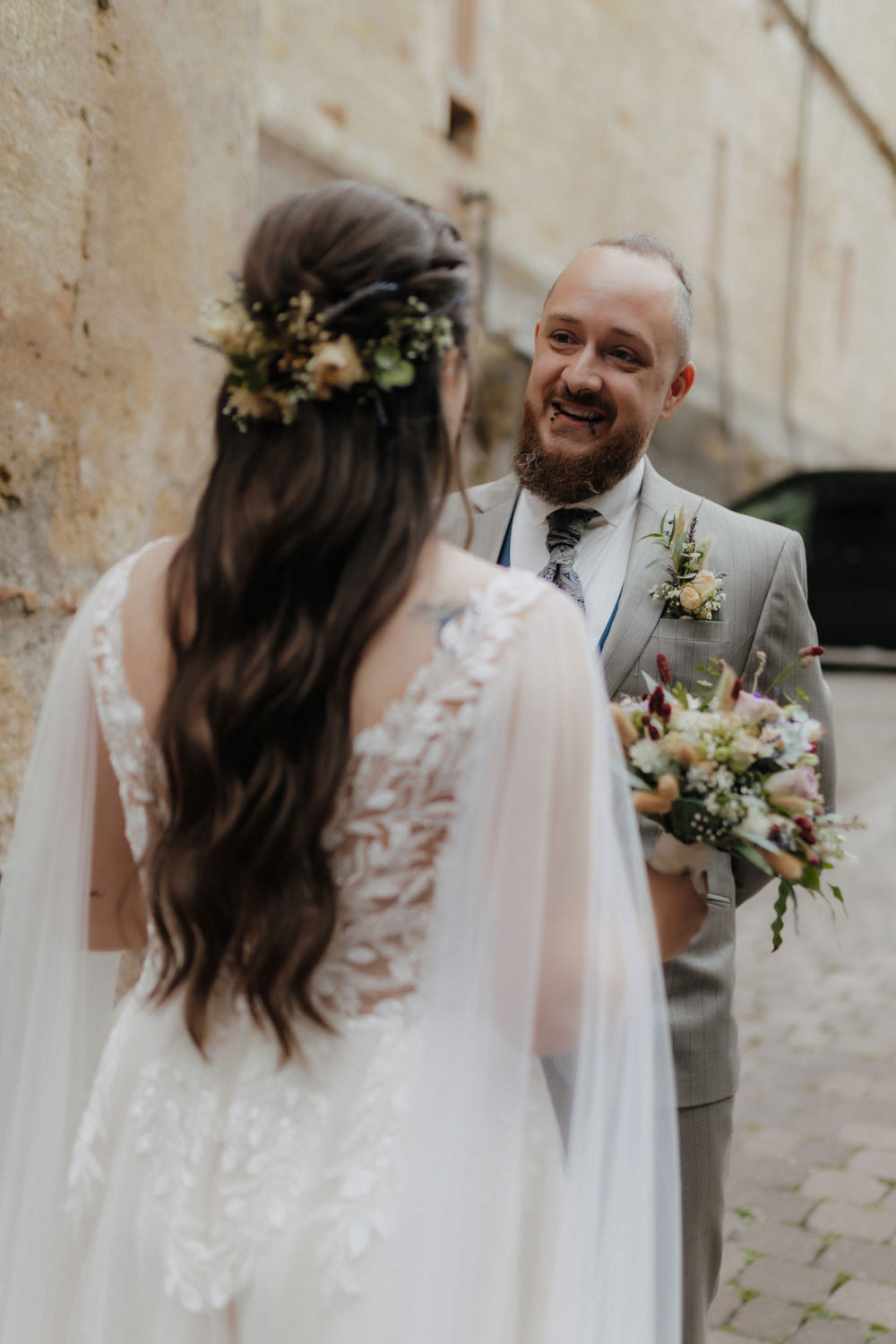 Brautpaar First Look Hochzeit Schloss Waldeck emotionaler Moment