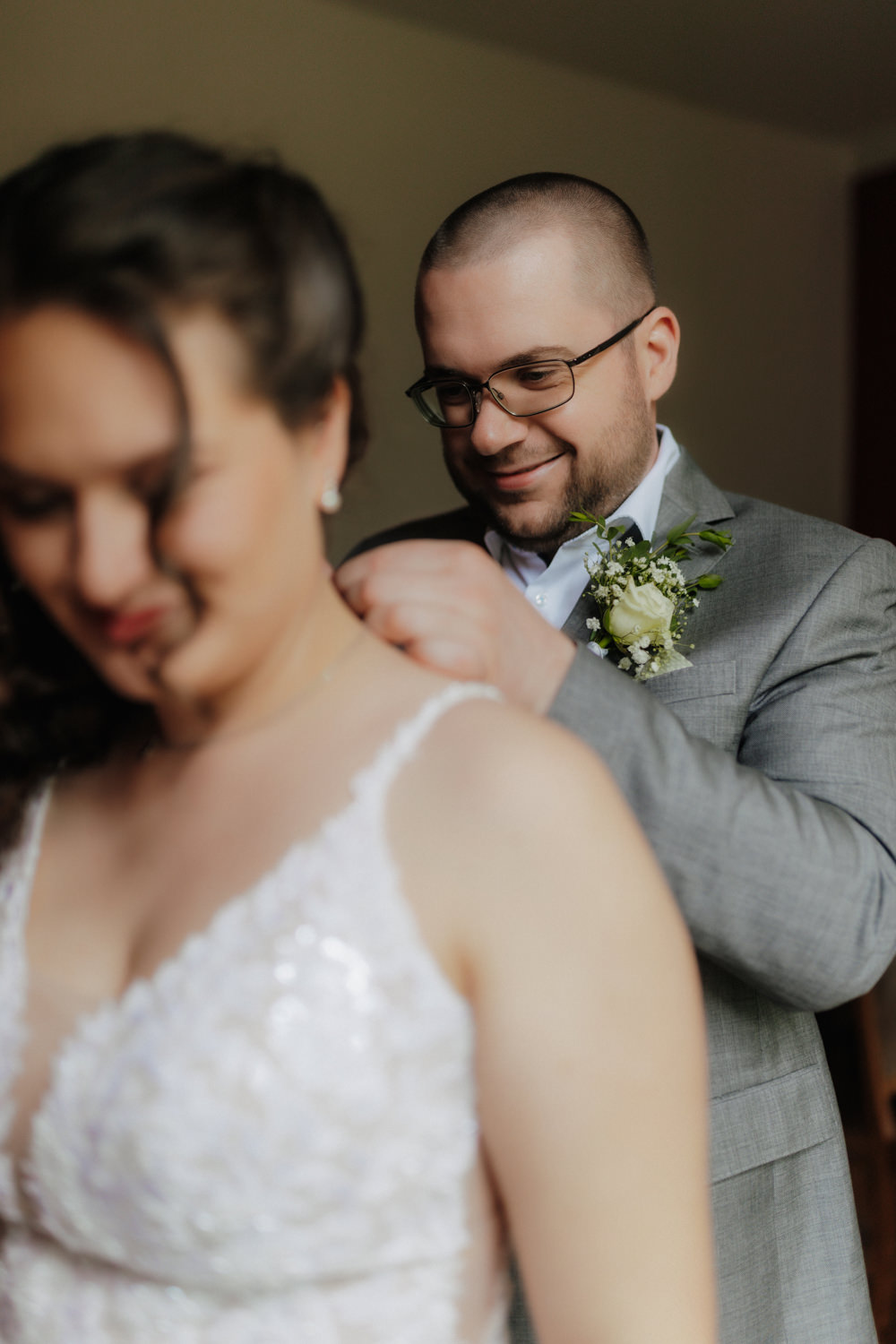 Bräutigam legt Kette an – emotionale Hochzeitsfotografie Schloss Gehrden Paderborn