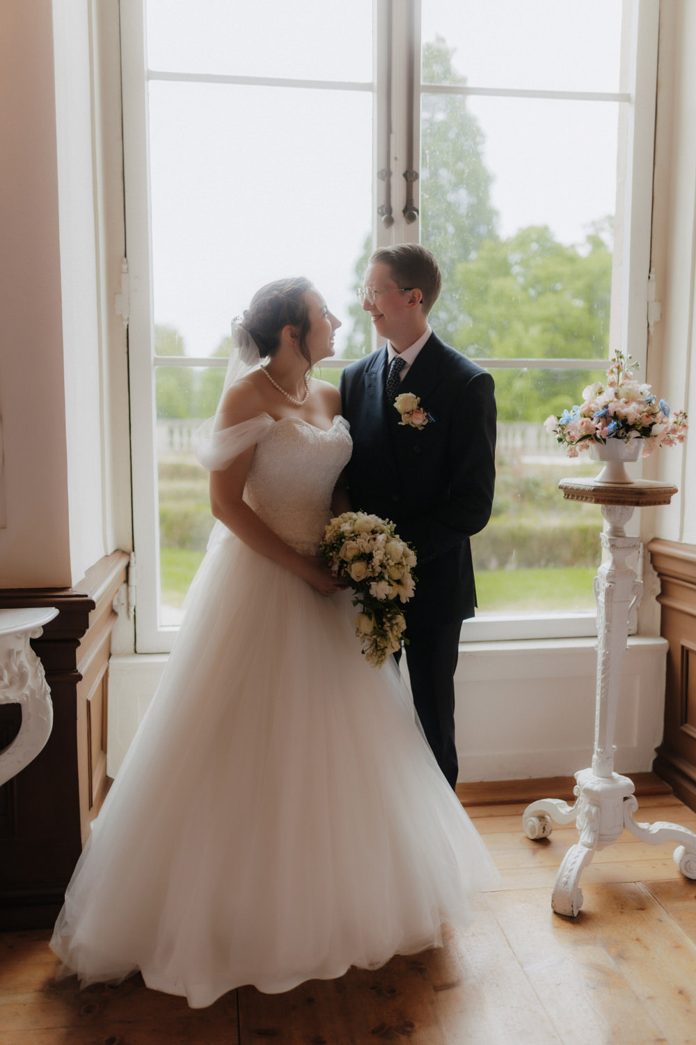 Brautpaar Porträt am Fenster im Residenzschloss Bad Arolsen Hochzeitsfotografie