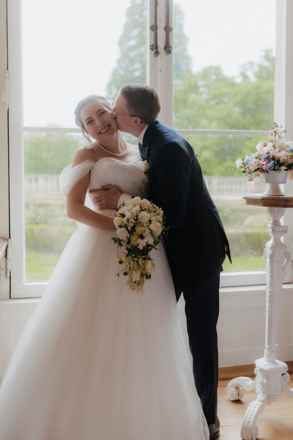 Emotionaler Hochzeitsmoment Kuss Brautpaar Schloss Bad Arolsen Fotografie