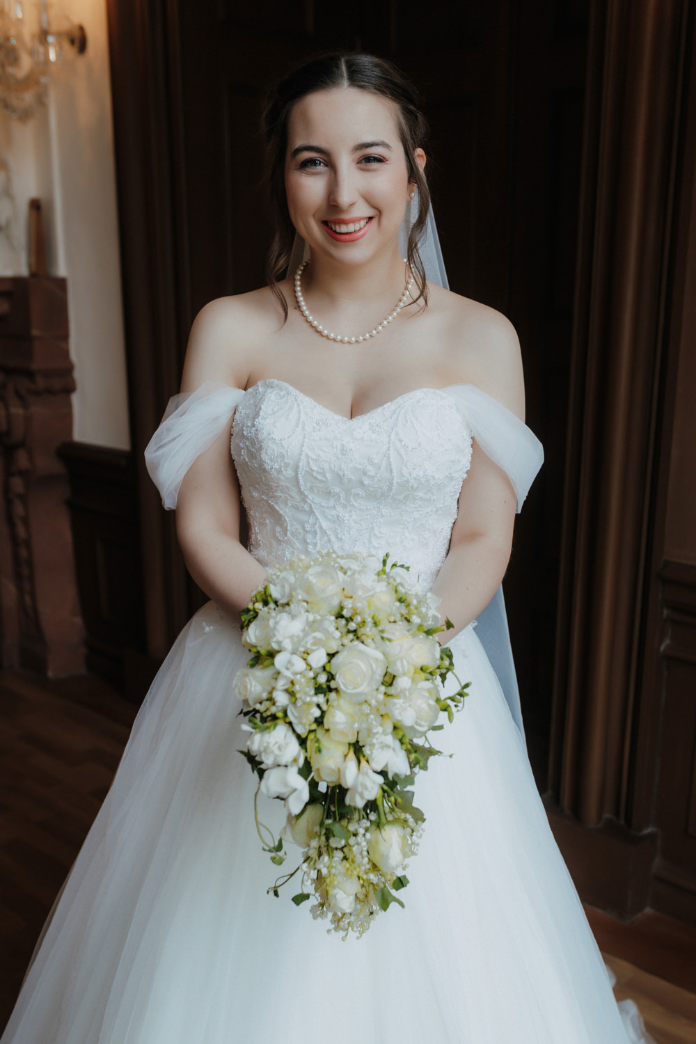 Braut mit Brautstrauß im Residenzschloss Bad Arolsen Hochzeitsreportage