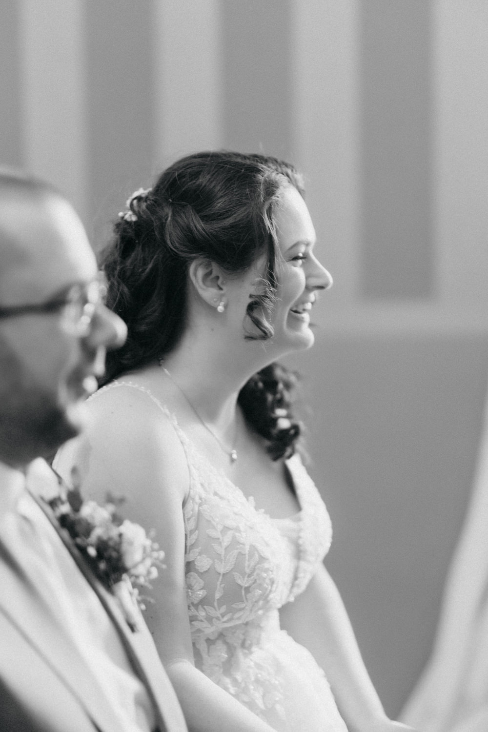 Lachende Braut bei Trauung – authentische Hochzeitsfotos Schloss Gehrden