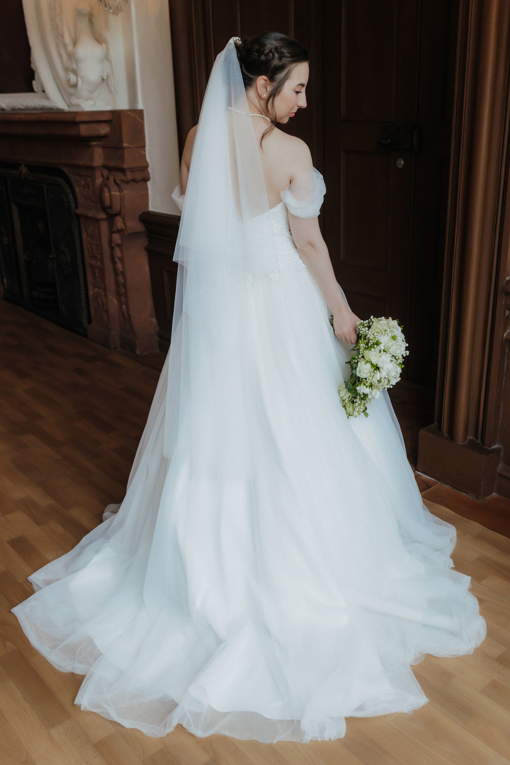 Rückansicht Brautkleid im Schloss Bad Arolsen elegante Hochzeitsfotografie