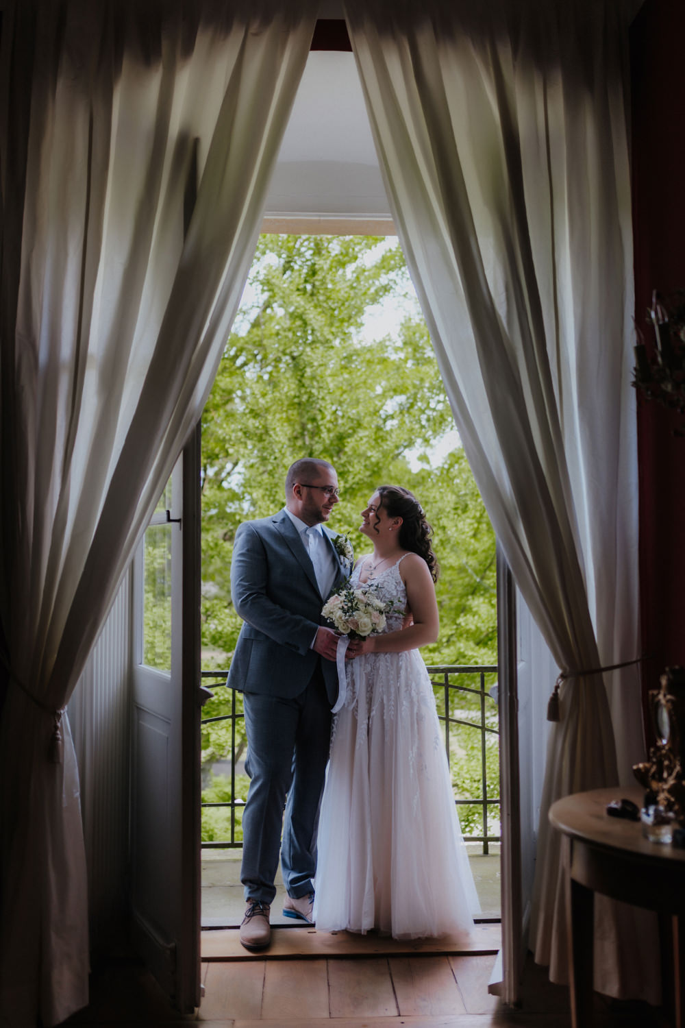 Brautpaar im Fensterlicht – romantische Hochzeit Schloss Gehrden Paderborn