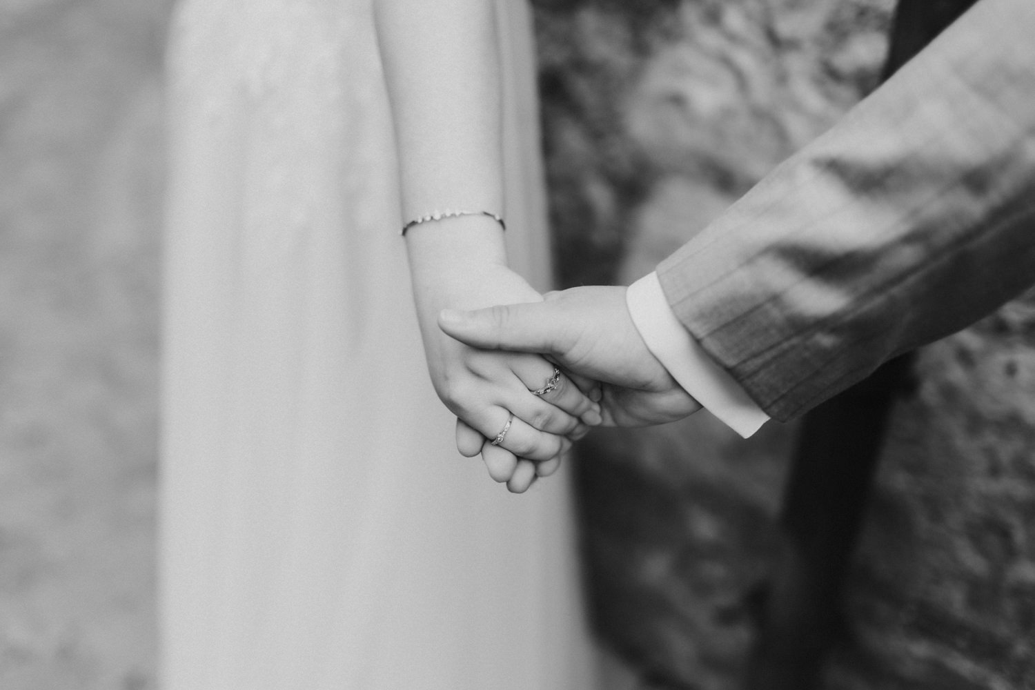 Hände halten sich Brautpaar Detail Hochzeit Schloss Waldeck