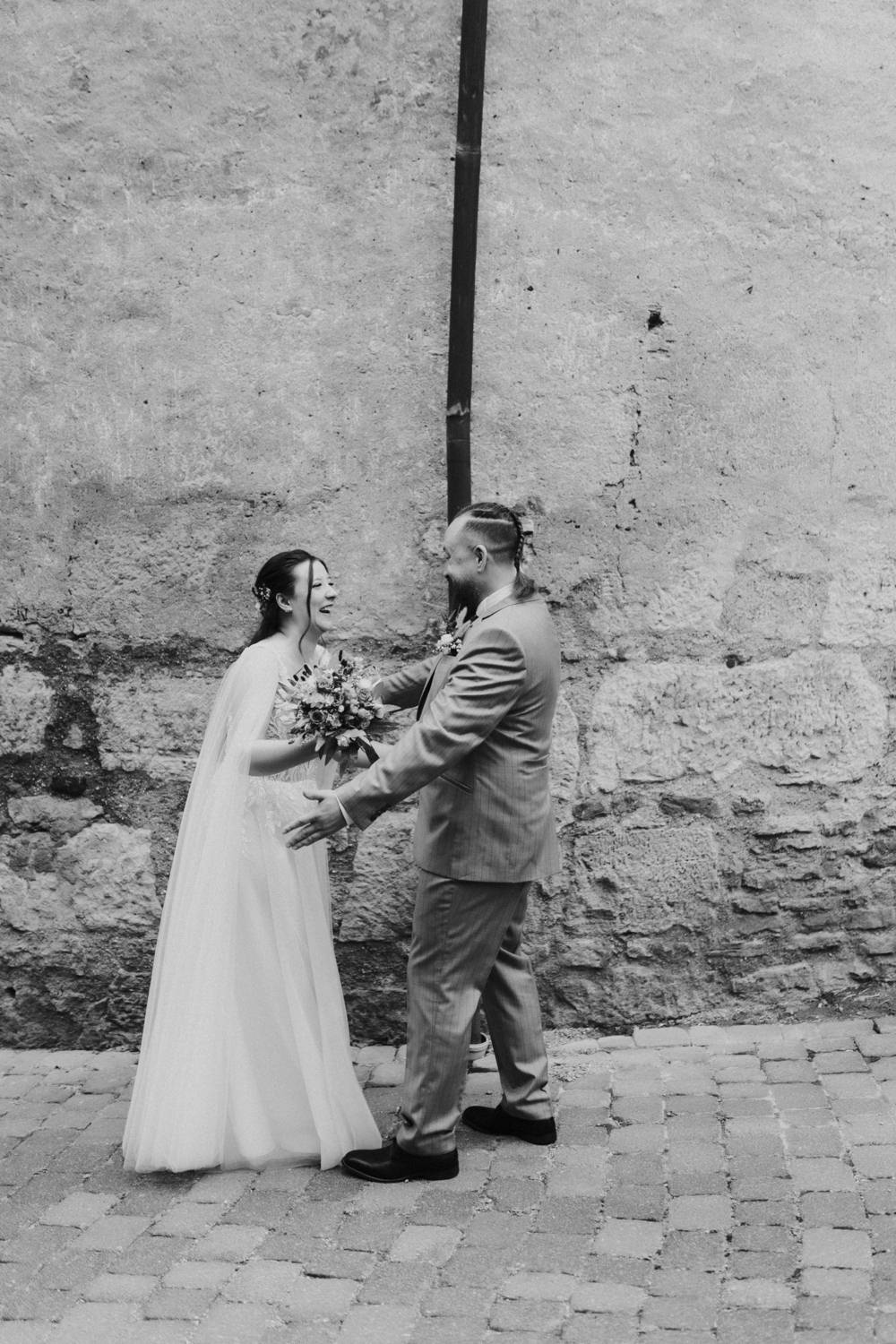 Glückliches Brautpaar lacht zusammen Hochzeit Schloss Waldeck