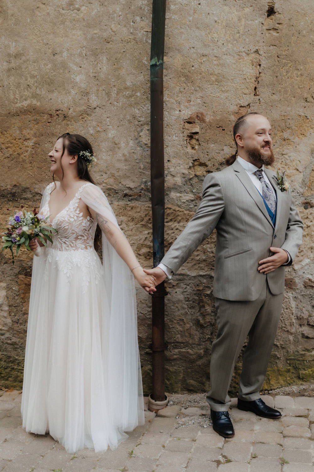 First Look Brautpaar hält Hände vor Hochzeit Schloss Waldeck
