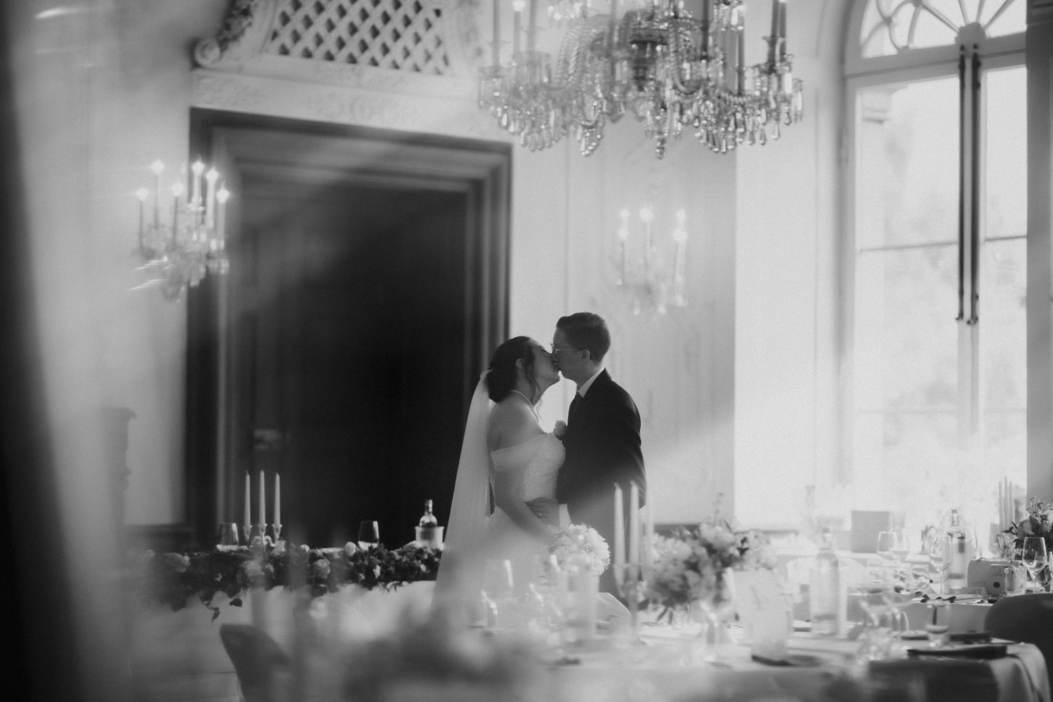 Romantischer Kuss im Festsaal Residenzschloss Bad Arolsen Hochzeit