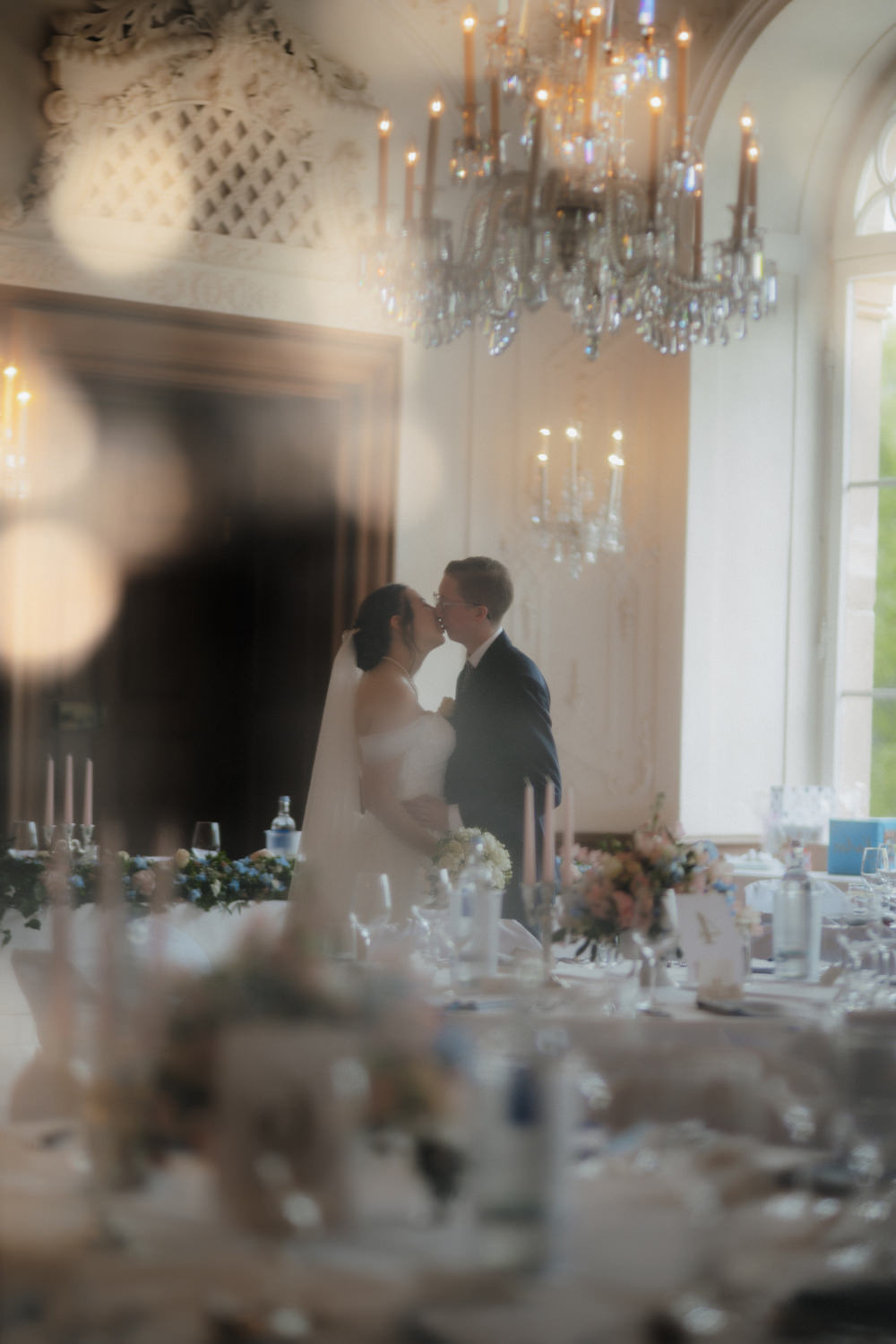 Hochzeitstanz im Schloss Bad Arolsen mit Kronleuchter und Kerzenlicht
