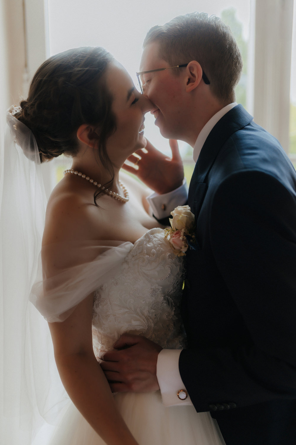 Intimer Kuss Brautpaar am Fenster Schloss Bad Arolsen Hochzeitsreportage