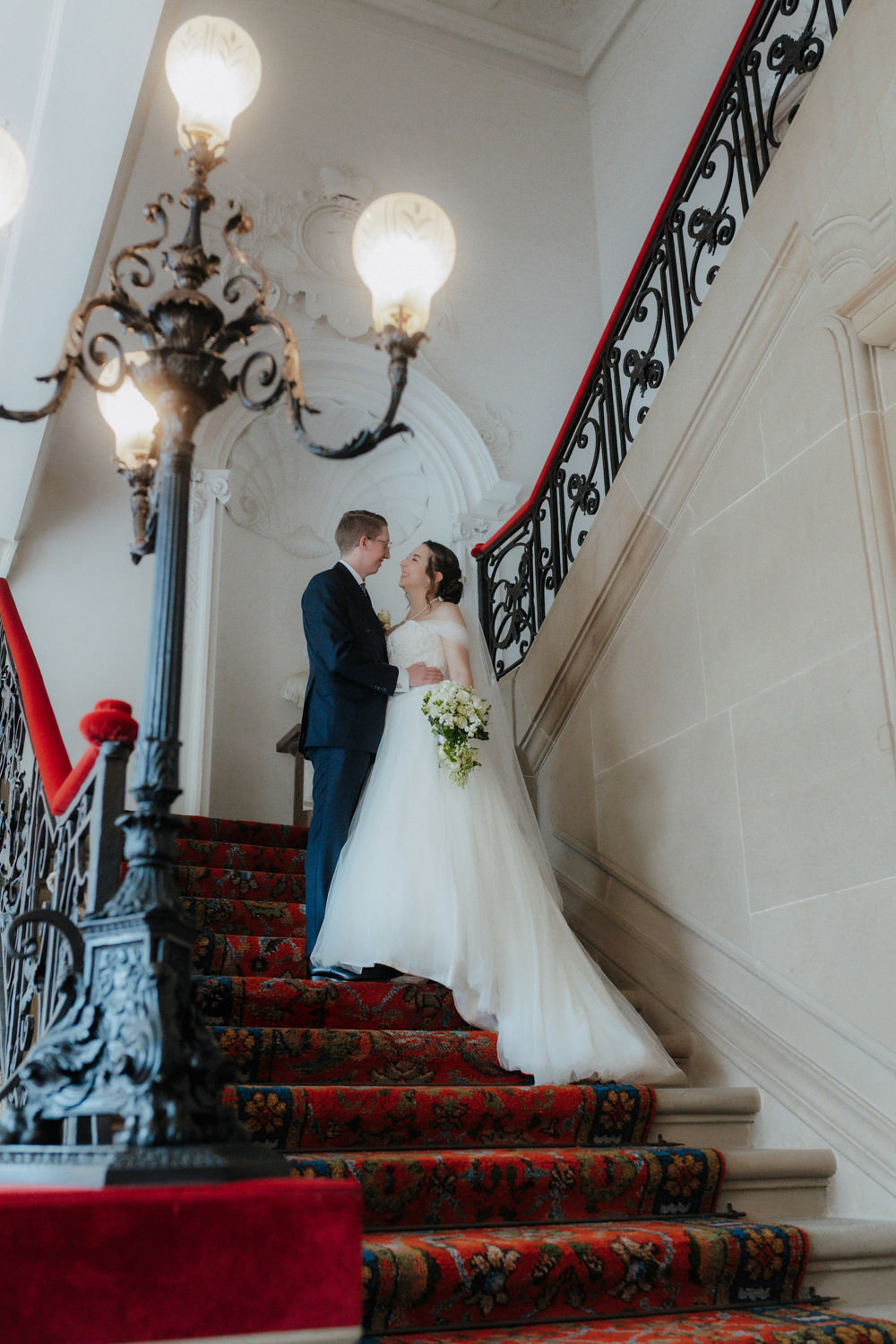 Romantisches Paarfoto auf Treppe im Schloss Bad Arolsen Hochzeitsfotograf