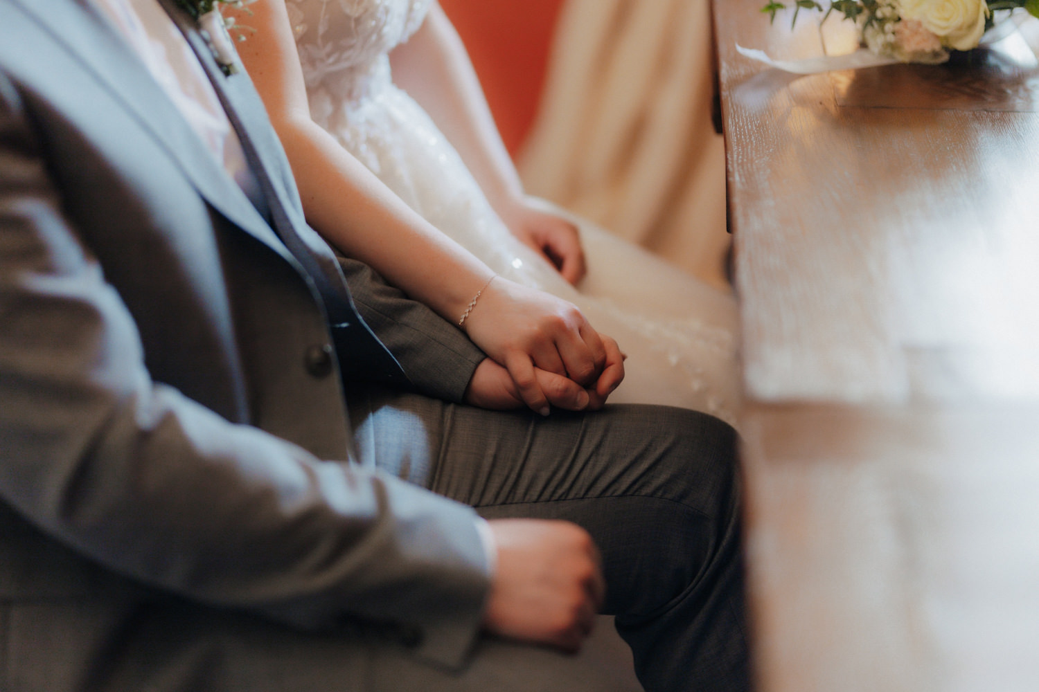 Detail Hände Brautpaar – natürliche Hochzeitsreportage Paderborn Schloss Gehrden
