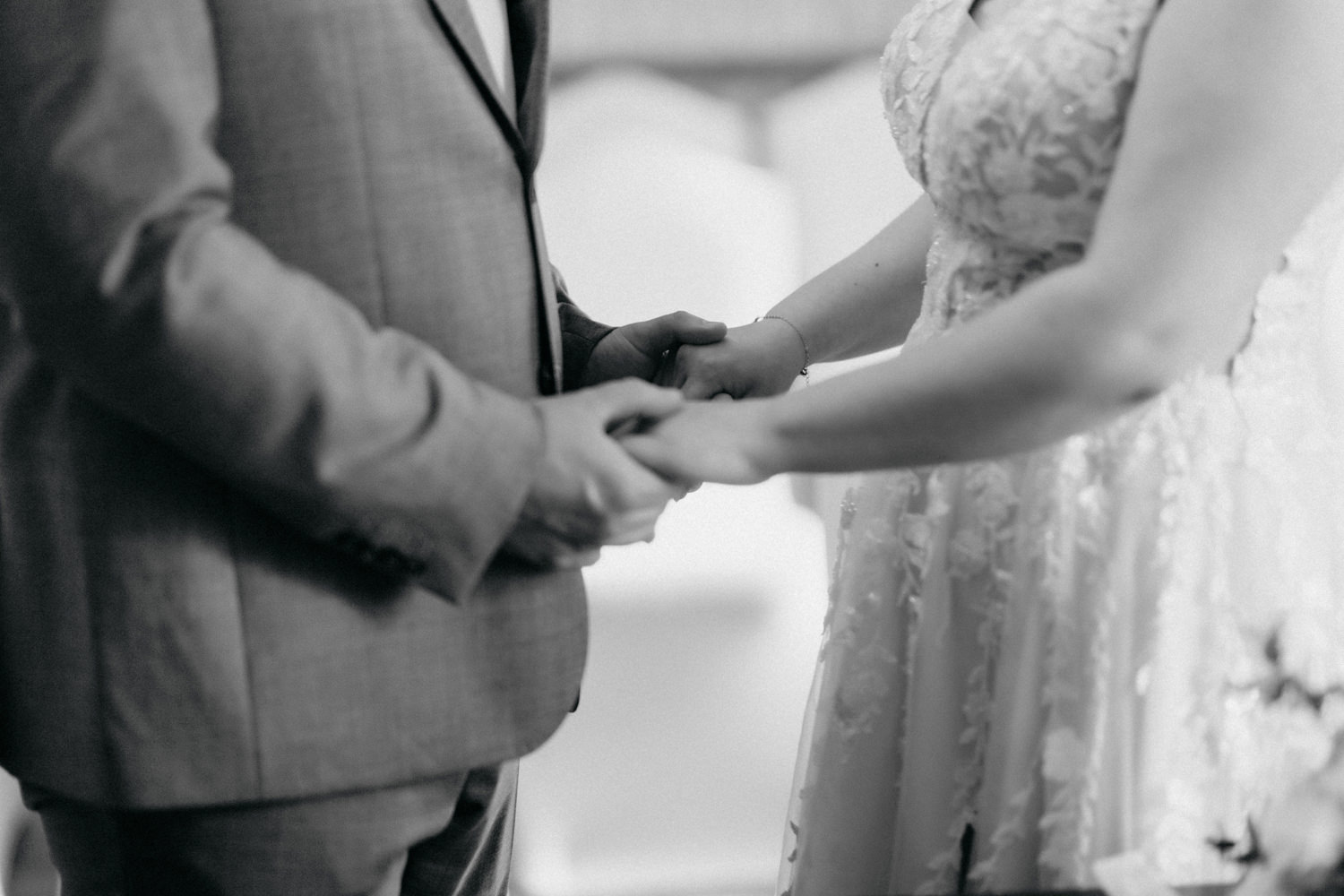 Hände halten sich bei Trauung – intime Hochzeit Schloss Gehrden Fotografie