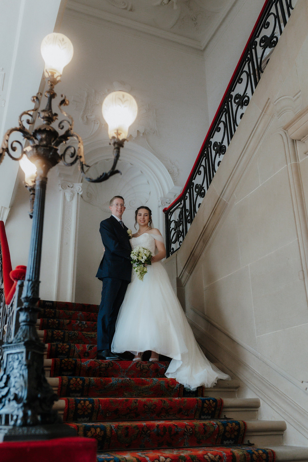 Brautpaar auf Treppe im Residenzschloss Bad Arolsen elegante Hochzeitsbilder
