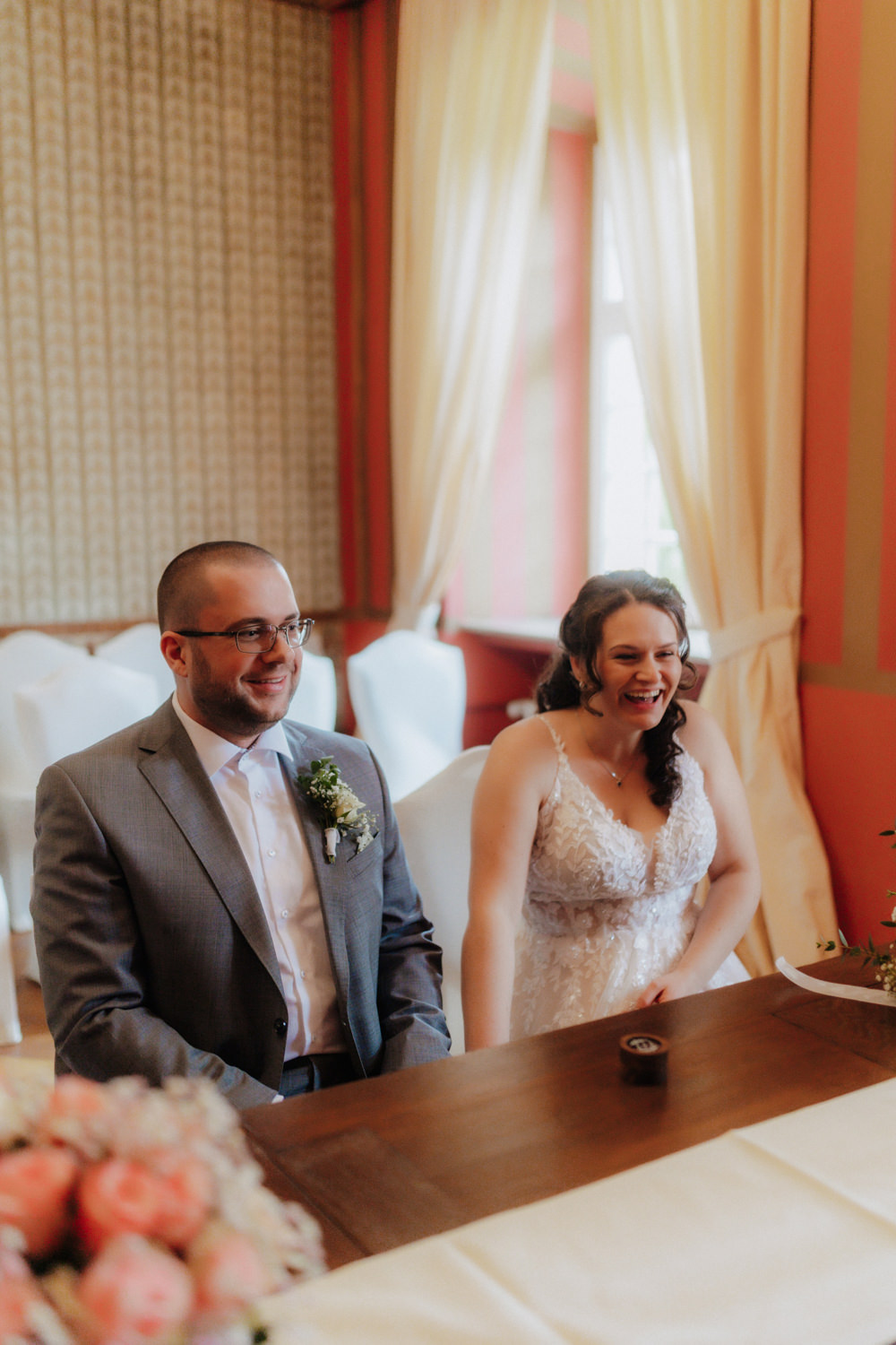 Lachendes Brautpaar bei Trauung im Schloss Gehrden – Hochzeitsfotografie Paderborn