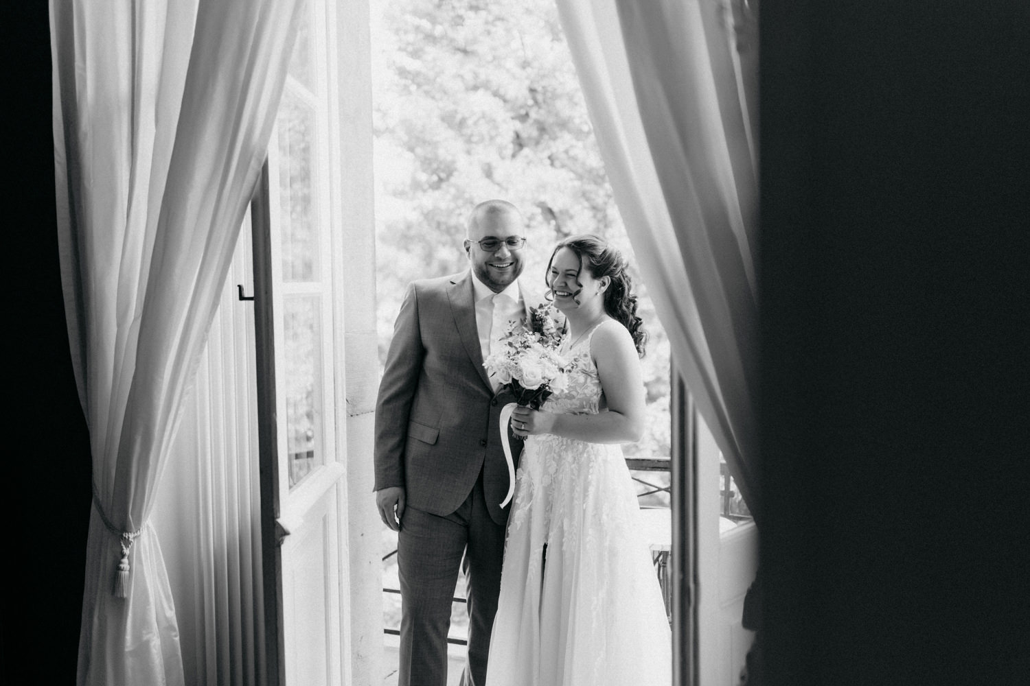 Brautpaar im Fensterrahmen – natürliche Hochzeitsfotos Schloss Gehrden Paderborn