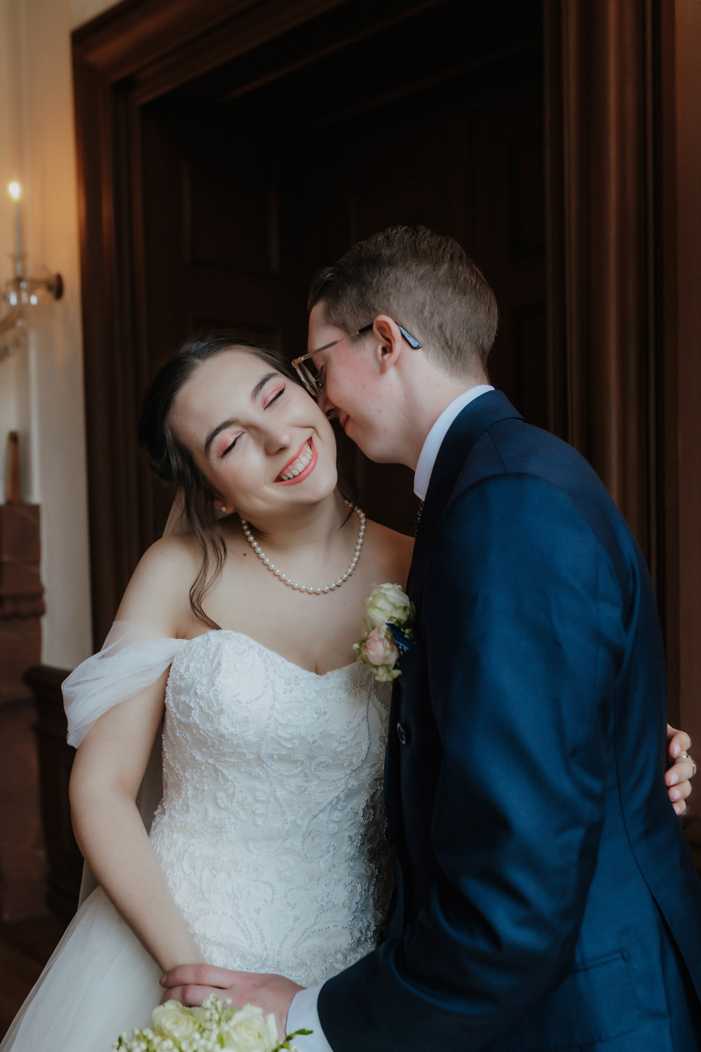 Emotionales Paarporträt Hochzeit Schloss Bad Arolsen mit Brautkleid