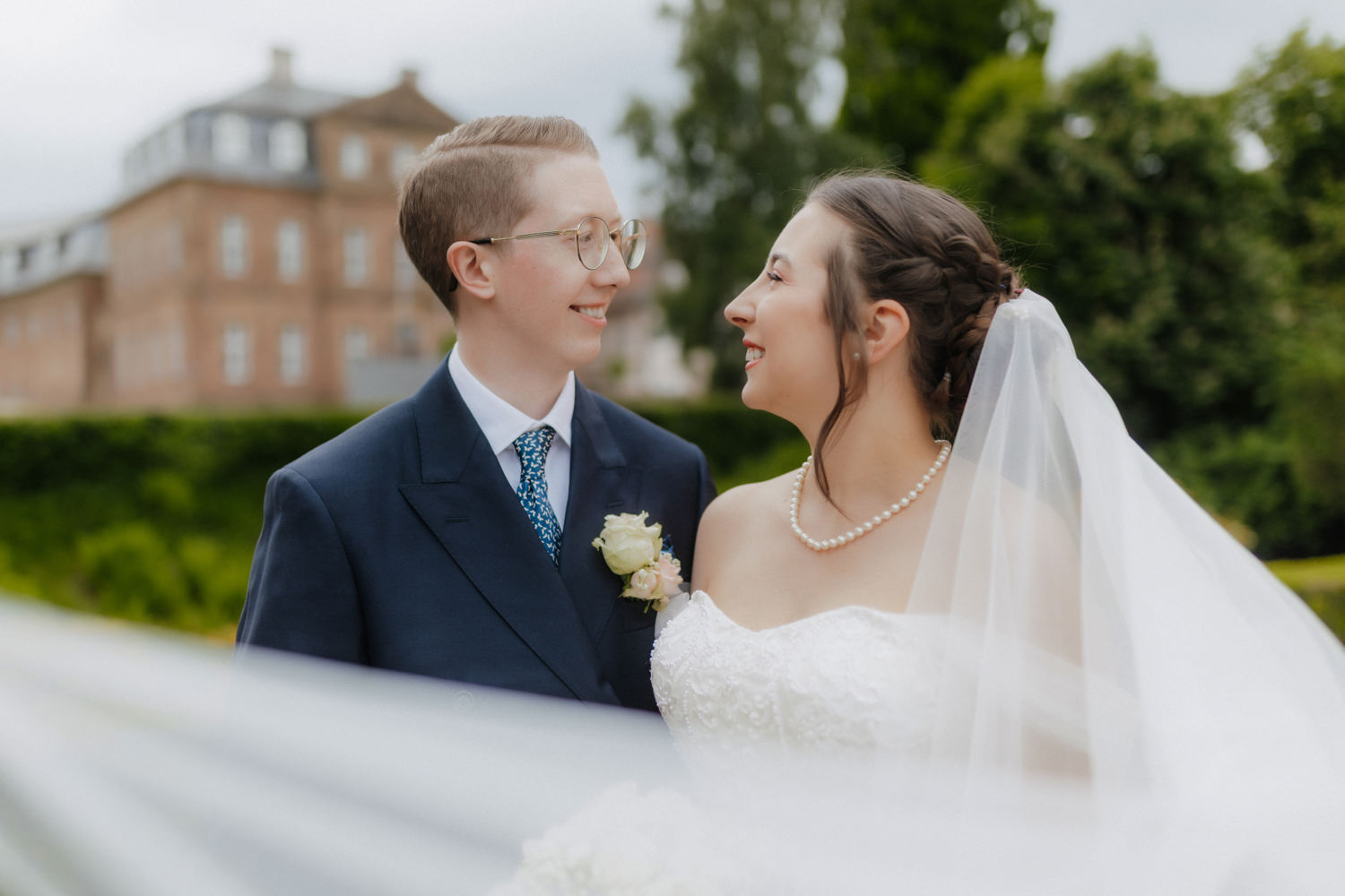 Brautpaar Portrait draußen beim Schloss Bad Arolsen Hochzeitsfotografie