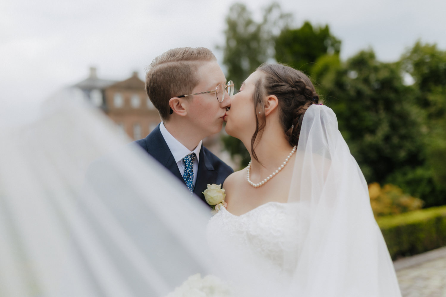 Brautpaar Kuss im Schlosspark Bad Arolsen romantische Hochzeitsfotografie