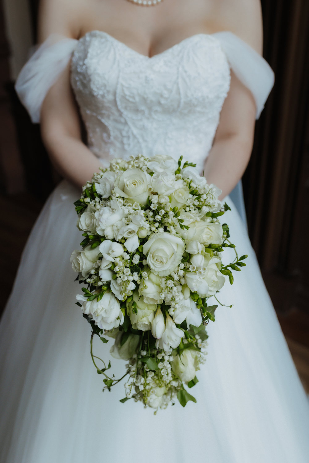 Brautstrauß mit weißen Rosen Detailaufnahme Hochzeit Schloss Bad Arolsen