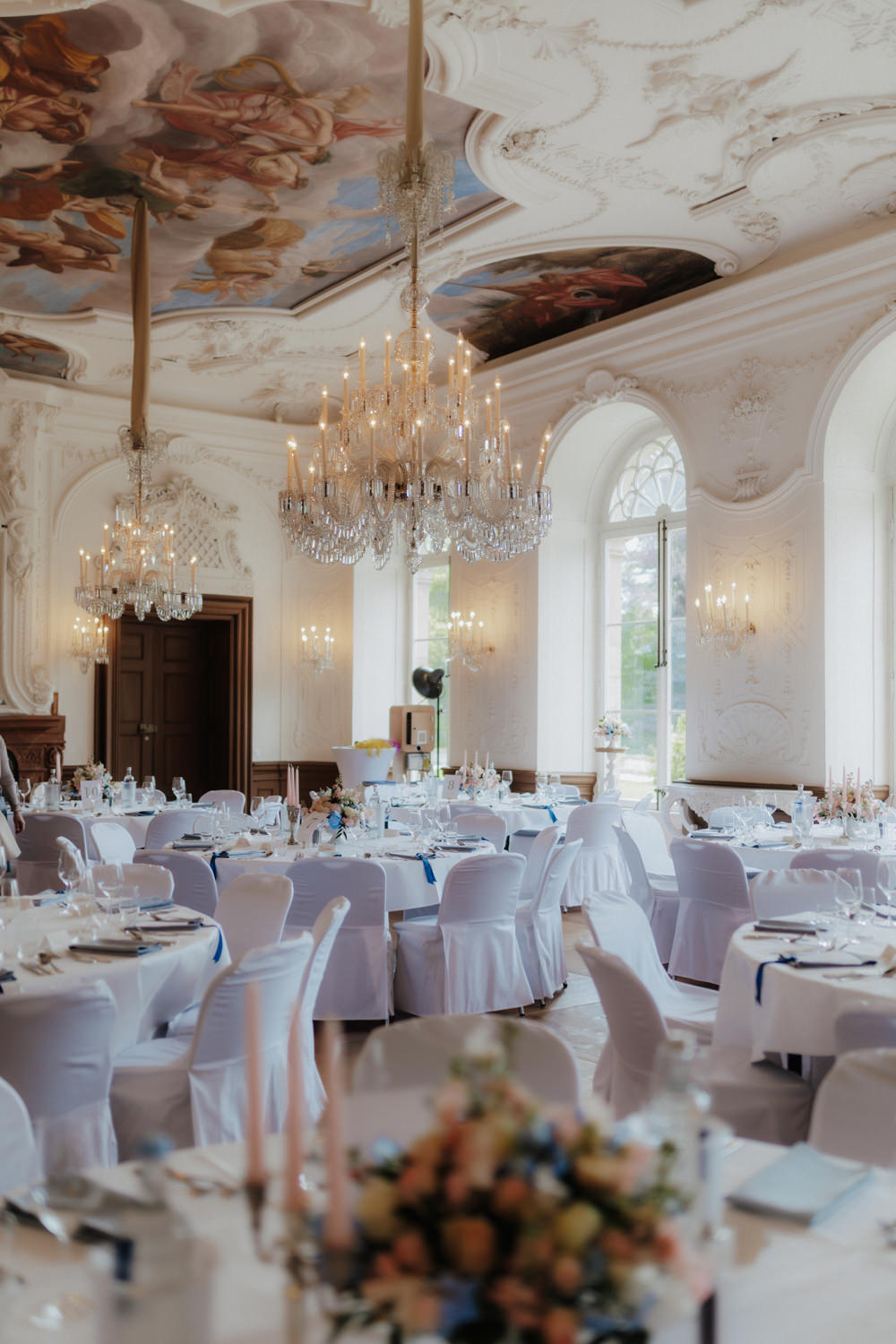 Festsaal Hochzeit Schloss Bad Arolsen gedeckte Tische Kronleuchter