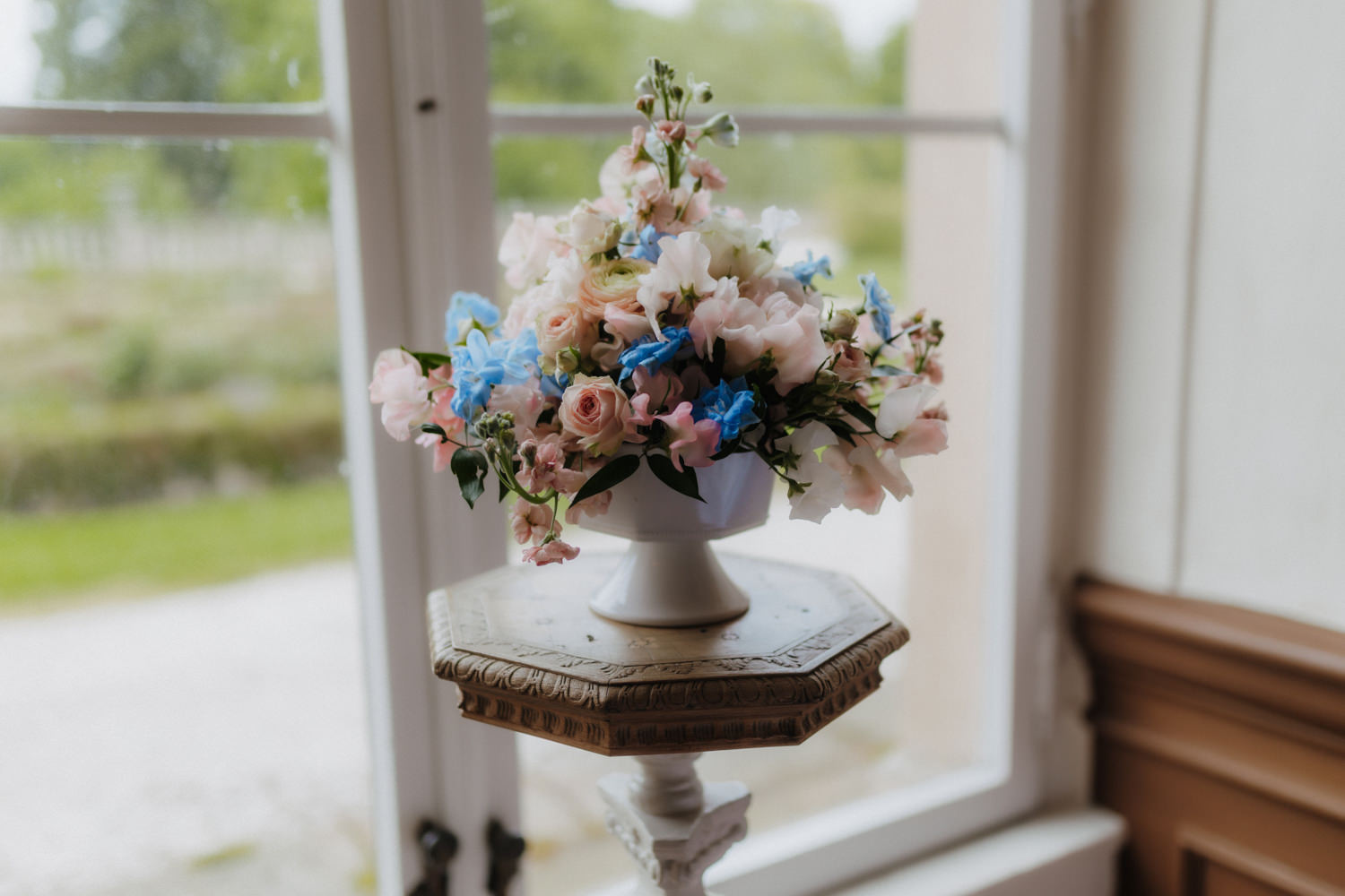 Blumendeko Hochzeit Pastellfarben am Fenster Schloss Bad Arolsen