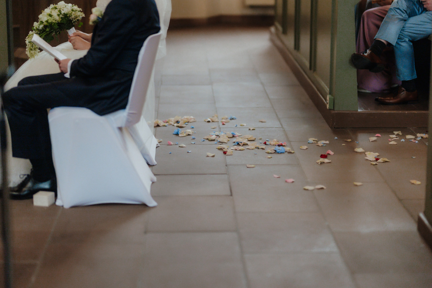 Blütenblätter auf Kirchenboden nach Trauung Bad Arolsen Hochzeitsdetails