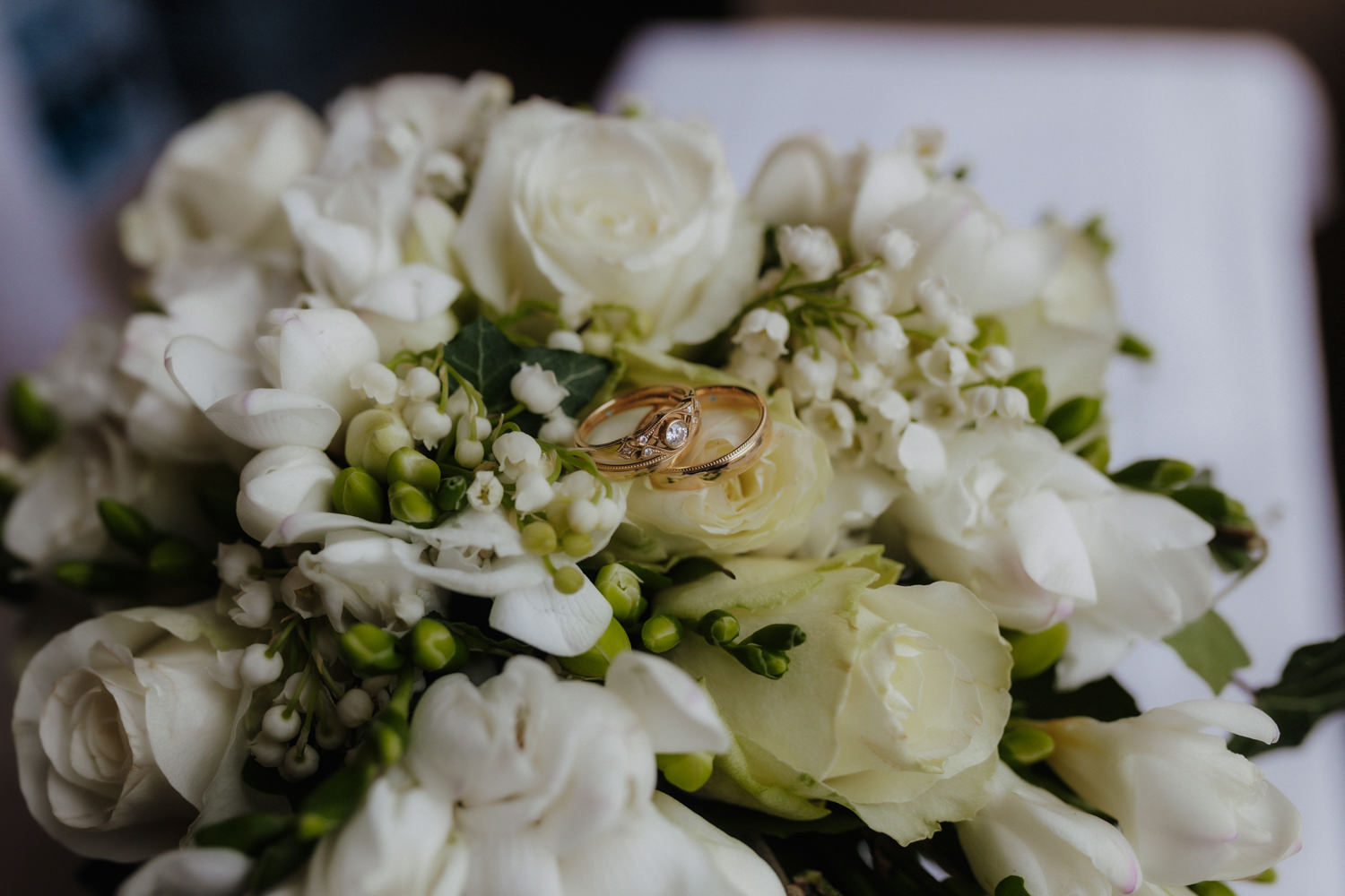 Eheringe auf Brautstrauß Detailfoto Hochzeit Schloss Bad Arolsen